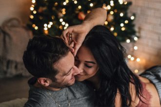 Έρευνα: Γιατί στις γιορτές ανεβαίνει η ερωτική μας διάθεση
