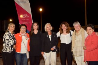 Πάτρα: Ο Κυματοθραύστης βάφτηκε ροζ!