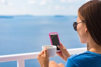 Οι απειλές που κρύβει το smartphone για την επιδερμίδα μας