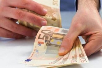 Δημόσιοι υπάλληλοι προσέφυγαν στα διοικητικά δικαστήρια ζητώντας την επαναφορά του 13ου και του 14ου μισθού
