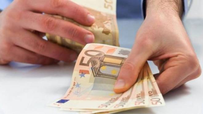 Δημόσιοι υπάλληλοι προσέφυγαν στα διοικητικά δικαστήρια ζητώντας την επαναφορά του 13ου και του 14ου μισθού