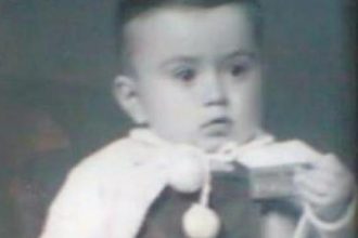 Ποιός γνωστός Πατρινός οδοντίατρος είναι το μωρό της φωτογραφίας;