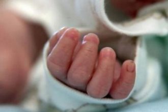 Μάχη για τη ζωή του δίνει βρέφος στη ΜΕΘ -Βρέθηκε αναίσθητο από ναρκωτικά που κάπνισε ο πατέρας του - Νέα στοιχεία για την σοκαριστική υπόθεση στα Πατήσια