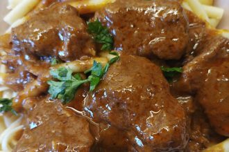 Μοσχαράκι κοκκινιστό με χοντρά μακαρόνια