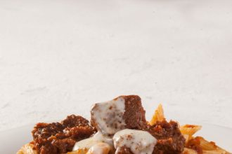 Μοσχαράκι κοκκινιστό με πένες με ηπειρώτικο μετσοβόνε