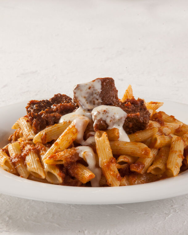 Μοσχαράκι κοκκινιστό με πένες με ηπειρώτικο μετσοβόνε