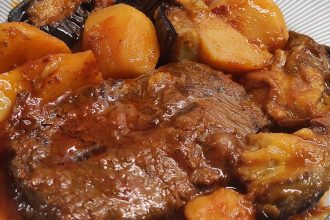 Μοσχάρι κοκκινιστό με μελιτζάνες και πατάτες