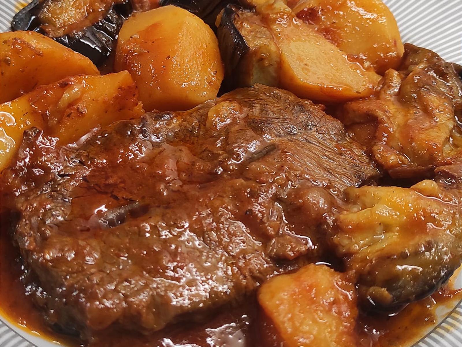 Μοσχάρι κοκκινιστό με μελιτζάνες και πατάτες