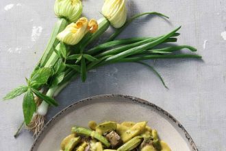 Μοσχάρι λεμονάτο, με τραγανά κολοκυθάκια