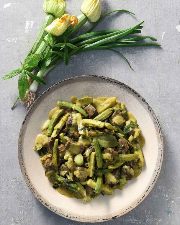 Μοσχάρι λεμονάτο, με τραγανά κολοκυθάκια