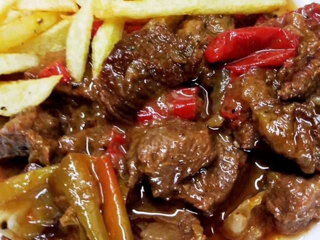 Μοσχάρι με πιπεριές και μπύρα στην κατσαρόλα