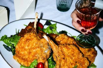 Μοσχαρίσιες κοτολέτες με σαλάτα ρόκα