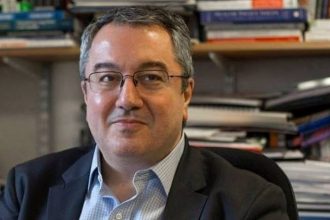 Ο Ηλίας Μόσιαλος, η ανάρτησή του και ο διευθυντής του Δημοτικού Σχολείου Λάλα Ηλείας