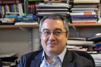 Ηλίας Μόσιαλος: Επίτιμος Διδάκτορας του Τμήματος Ιατρικής του Πανεπιστημίου Ιωαννίνων