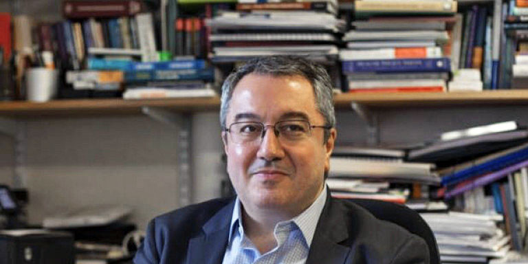 Ηλίας Μόσιαλος: «Αν είχε εμβολιαστεί θα είχε αλλάξει το DNA…»