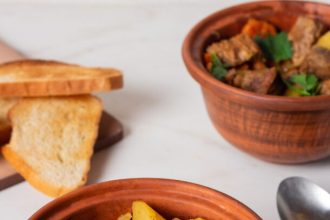 Μοσχαράκι λεμονάτο με πατάτες