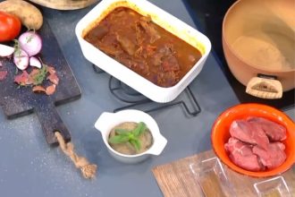 Μοσχάρι κοκκινιστό με πουρέ μελιτζάνας από τον σεφ του Πάμε Δανάη!