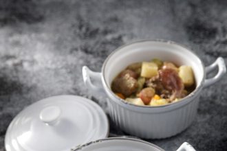 Μοσχαράκι µε χειµωνιάτικους βολβούς