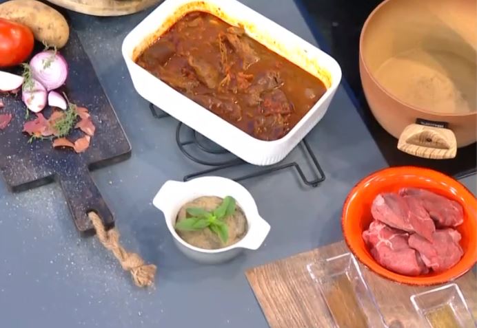 Μοσχάρι κοκκινιστό με πουρέ μελιτζάνας από τον σεφ του Πάμε Δανάη!