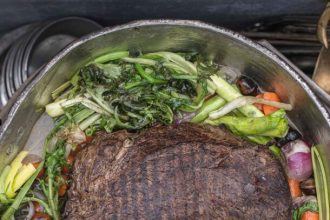 Μοσχάρι ρόστο στην κατσαρόλα με άγρια χόρτα και ψητά κάστανα