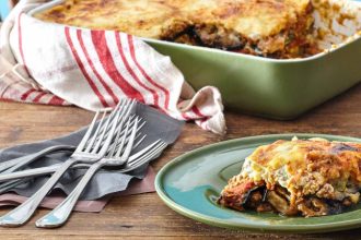 Μουσακάς με φουρνιστά λαχανικά και σπιτική μπεσαμέλ