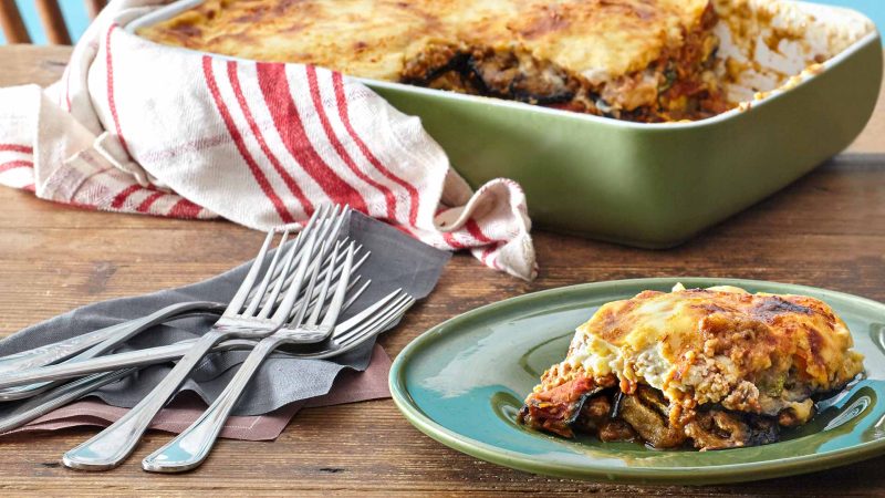 Μουσακάς με φουρνιστά λαχανικά και σπιτική μπεσαμέλ
