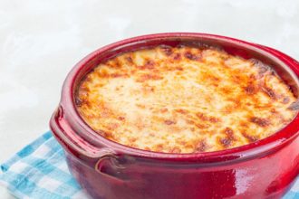 Μουσακάς στο πήλινο χωρίς μπεσαμέλ