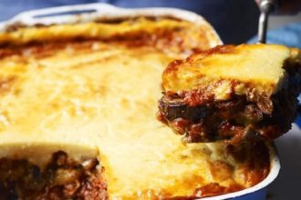 Λαχταριστός μουσακάς: Η αυθεντική συνταγή του Μοναχού Επιφάνιου