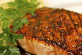 Σολομός με σος βαλσάμικου και μέλι