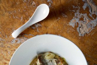 Μπακαλιάρος πρασοσέλινο, στον φούρνο με μανιτάρια, αυγοκομμένος