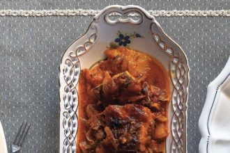 Μπακαλιάρος στον φούρνο πλακί με σταφίδες