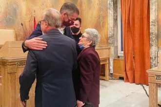 Ο Κώστας Μπακογιάννης πάντρεψε τον Νίκο και την Μάρθα, 87 και 85 ετών