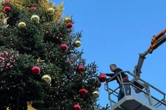 Κώστας Μπακογιάννης: Ανέβηκε σε γερανό για να στολίσει το δέντρο στο Σύνταγμα