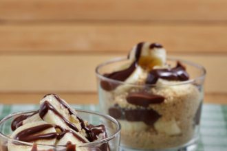 Μπανάνα με μπισκότα και σοκολάτα σε μπολ