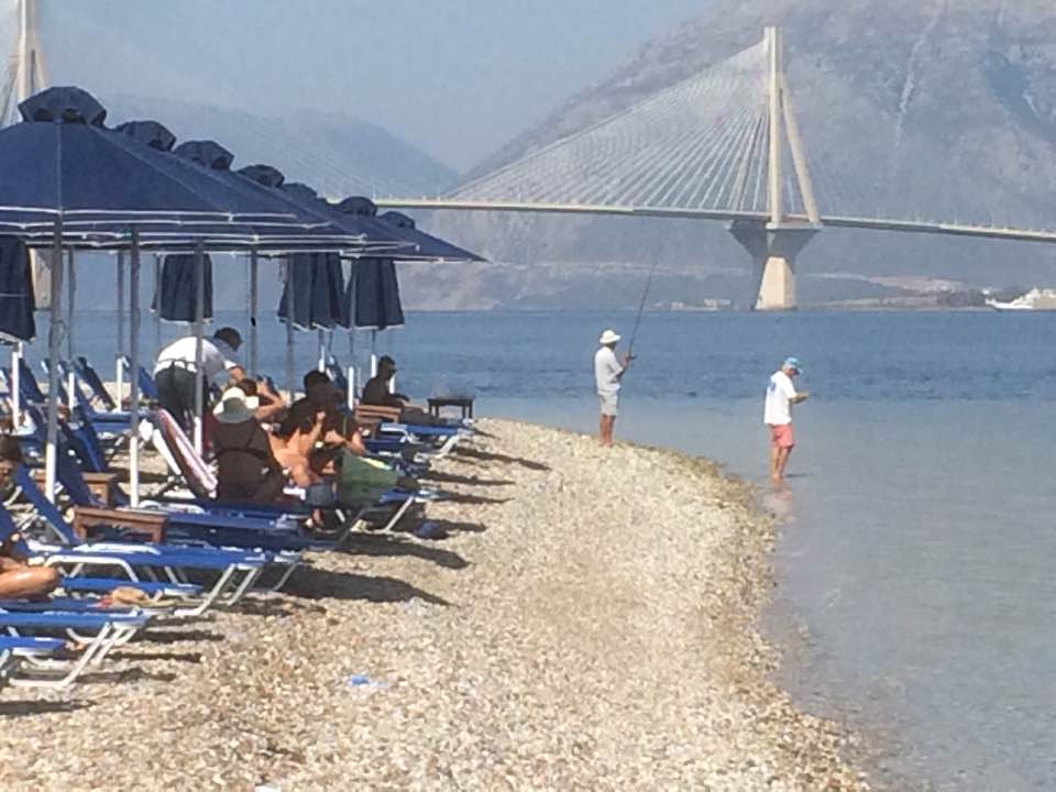 Οι Πατρινοί κάνουν ακόμα μπάνια! Η πιο ωραία θάλασσα... λένε - ΦΩΤΟΓΡΑΦΙΕΣ