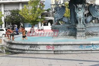 Πάτρα: Βουτιές στο ...συντριβάνι της πλατείας Γεωργίου! ΦΩΤΟ