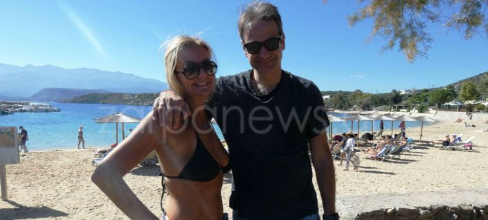 Χανιά: Κυριάκος και Μαρέβα για μπάνιο στο Μαράθι