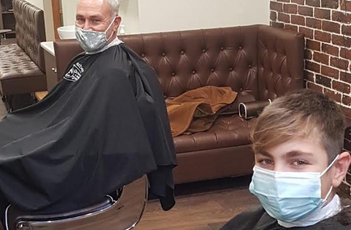 Μπαμπάς και γιος στον μπαρμπέρη!