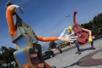 Περιφέρεια δυτ. Ελλάδας: Δώρο μπάστακες στους δήμους για καρναβαλικό στολισμό!