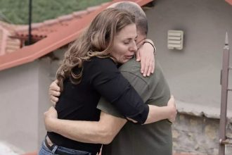 Η Μπέτυ Μπαζιάνα με συγγενείς των θυμάτων της τραγωδίας στα Τέμπη – Οδύνη και συγκίνηση