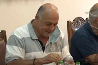 O Δήμαρχος που μοίρασε κόλλυβα στην αντιπολίτευση! Το ΒΙΝΤΕΟ που κάνει το γύρο του διαδικτύου