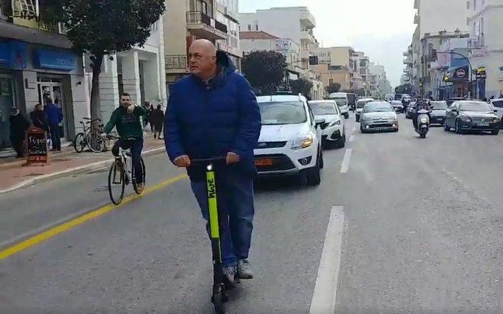 Βόλος: Ο Αχιλλέας Μπέος, βόλτα με ηλεκτρικό πατίνι