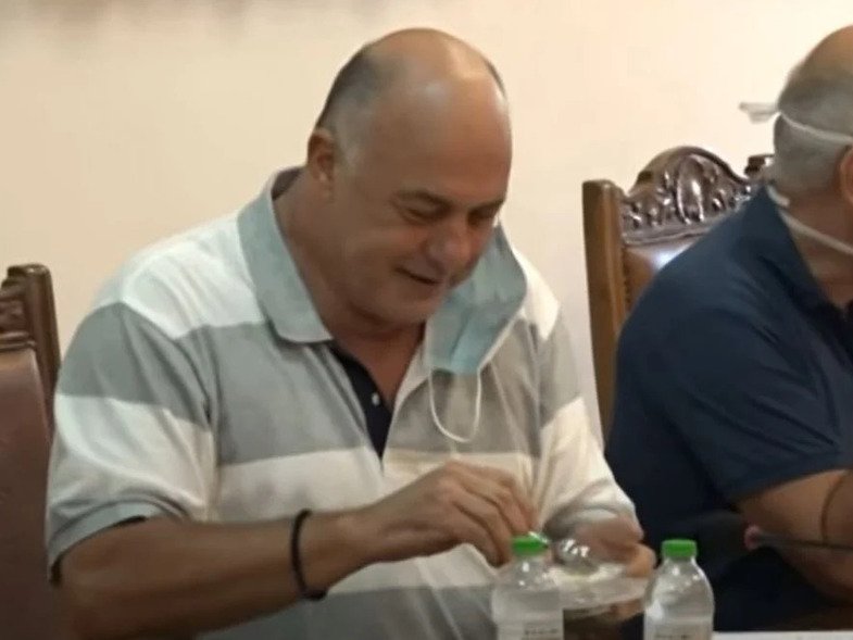 O Δήμαρχος που μοίρασε κόλλυβα στην αντιπολίτευση! Το ΒΙΝΤΕΟ που κάνει το γύρο του διαδικτύου