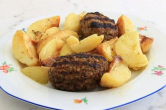 Συνταγή για τα πιο αφράτα και ζουμερά μπιφτέκια -Τα 5 αδιανόητα εύκολα μυστικά