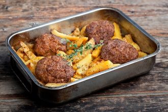 Μπιφτέκια αφράτα με πατάτες στο φούρνο