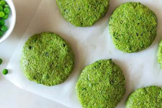 Φτιάξτε vegan και υγιεινά μπιφτέκια αρακά με δυόσμο