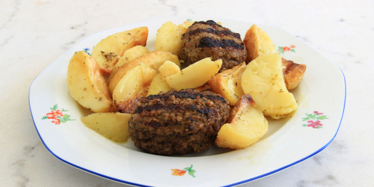 Συνταγή για τα πιο αφράτα και ζουμερά μπιφτέκια -Τα 5 αδιανόητα εύκολα μυστικά