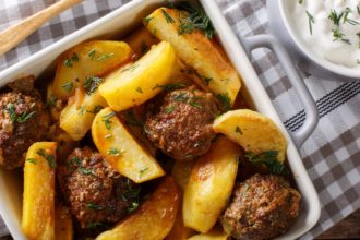 Συνταγή για αφράτα μπιφτέκια με λεμονάτες πατάτες φούρνου, με μπύρα!