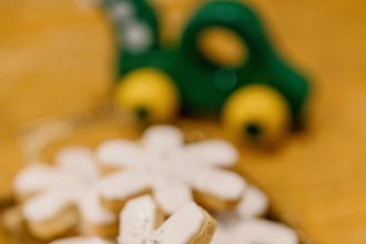 Χριστουγεννιάτικα μπισκότα αστέρια με αμύγδαλα και μπαχαρικά