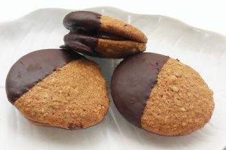 Πεντανόστιμα μπισκότα καρυδιού γεμιστά με πραλίνα